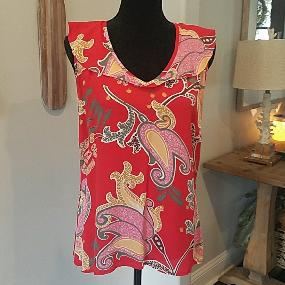 Floral sleeveless Top (Check out the back!)